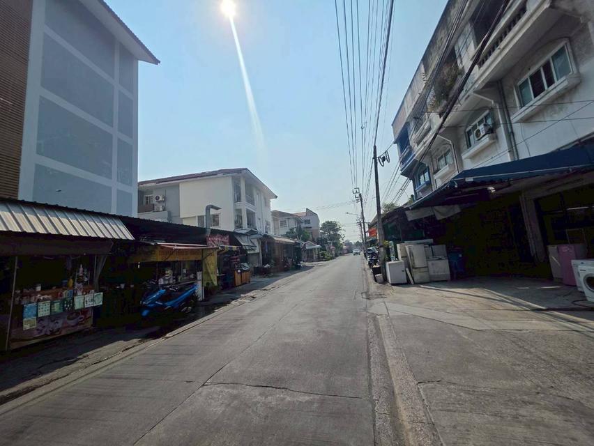 ขายตึก 3 ชั้นครึ่ง หมู่บ้านสินธนา3 เฟส1 ซอยนวมินทร์163แยก17 2