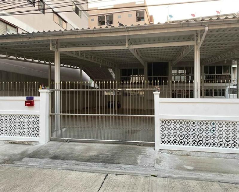 ให้เช่าบ้านเดี่ยว 2 ชั้น ซอยลาดพร้าว เข้าซอย 150 เมตร ทำเลดีมาก ใกล้ MRT ลาดพร้าว เดินได้ พื้นที่ดิน 105 ตารางวา แอร์ -3 เครื่อง 7