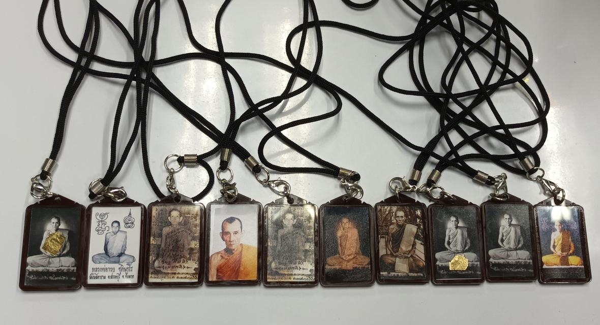 รูปถ่ายหลวงพ่อกวยพร้อมสร้อยเชือกร่ม 10 องค์