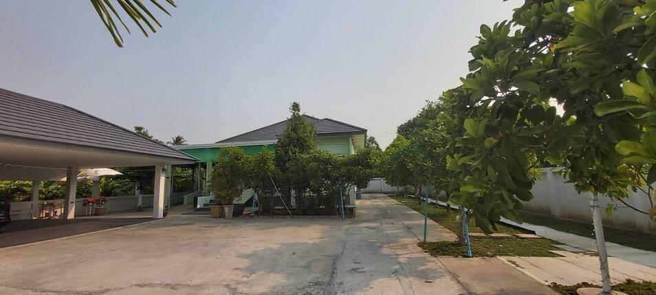 ให้เช่าบ้านสวนไทรม้าขนาด 200 ตรว มี 2 นอน 4 น้ำ  ห้องโถง ครัว พร้อมสวน 4