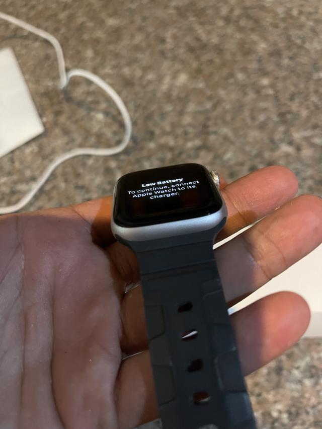 ขายApple WatchSEสีSilver44MMไร้รอยตกใช้งานดีทุกๆฟังชั่นถูกมากกห 6