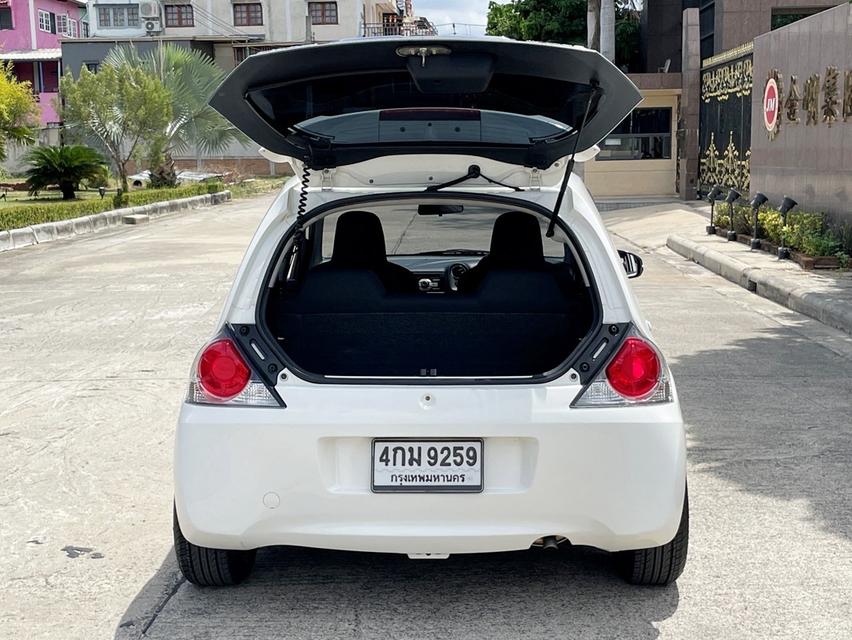🚗 HONDA BRIO 1.2 V (Minorchange) AT ปี 2015✨ รถบ้านแท้ สภาพนางฟ้า พร้อมใช้งาน133609 km ✅ รุ่นไมเนอร์เชนจ์ ภายในโทนดำ สปอร์ตสวย รูปที่ 7