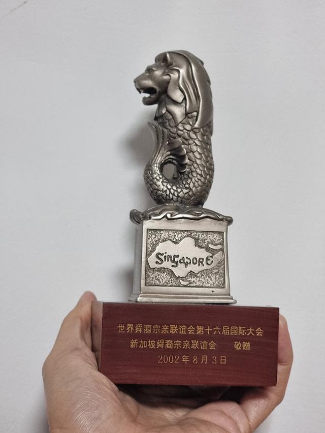 Souvenirs from Singaporeของที่ระลึกจากสิงคโปร์เอาไปทับกระดาษได้ครับน้ำหนักเยอะมาก 390 บาทค่าส่ง 70 บาท