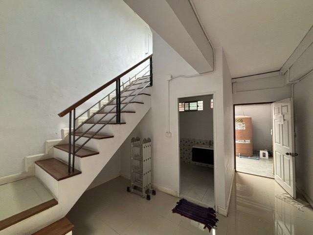 ขายอาคารสำนักงาน 3 ชั้นครึ่ง พร้อมโกดัง เนื้อที่ดิน136 ตร.ว ขายพร้อมผู้เช่าให้ผลตอบแทนทันที ใกล้เลียบด่วนรามอินทรา 5