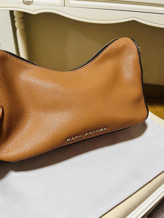 “Marc Jacobs Soft Shoulder Bag หนังแท้ สายโลโก้ สีน้ำตาล” รูปที่ 5