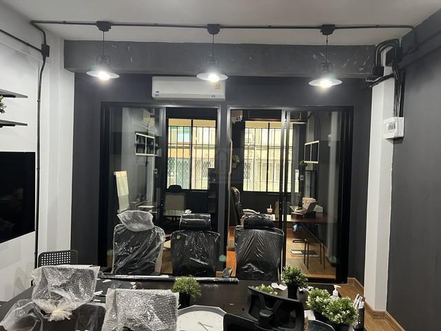 ให้เช่าโฮมออฟฟิศ 3 ชั้น 123 ตรม. ถนนบำรุงเมือง รีโนเวทใหม่ รองรับพนักงานได้ 25 คน ใกล้ MRT สามยอด 6