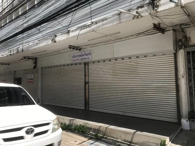 ให้เช่าอาคารพาณิชย์ 3 ชั้น 180 ตร.ม. ถนนสุขุมวิท 71 ซอยปรีดีพนมยงค์ 26 ใกล้ BTS พระโขนง 7