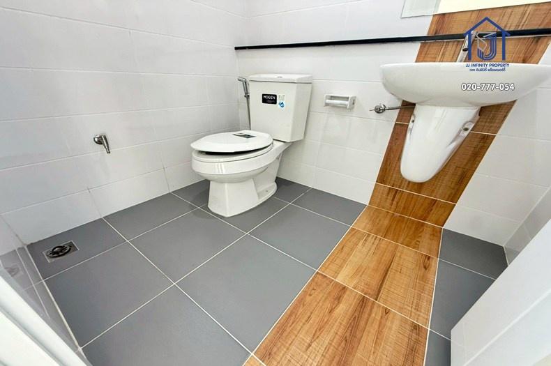 ขายทาวน์เฮ้าส์ 2 ชั้น หมู่บ้านดีคิวบ์ นวนคร ทางคู่ขนานถนนพหลโยธิน ใกล้นิคมอุตสาหกรรมนวนคร 10