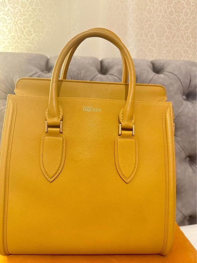 กระเป๋า Alexander McQueen สี Mustard 2