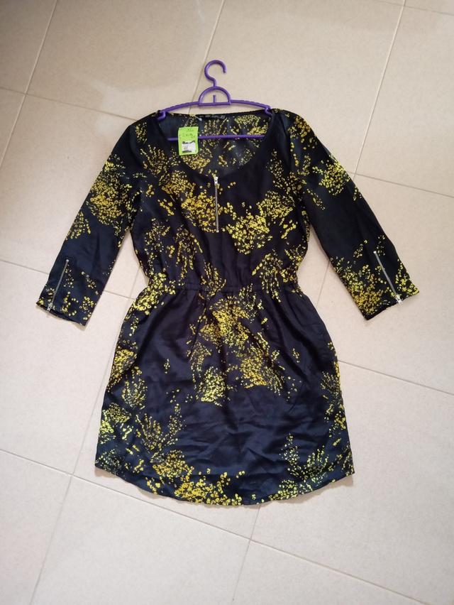 ZARA ชุดเดรสผ้าโพลีมีซับใน ลายสีทูโทนบนเนื้อผ้า สม็อคเอว แต่งซิป (ykk) ตรงช่วงอก กับปลายแขน มีกป.ข้าง สภาพดีมาก ไม่มีตำหนิ