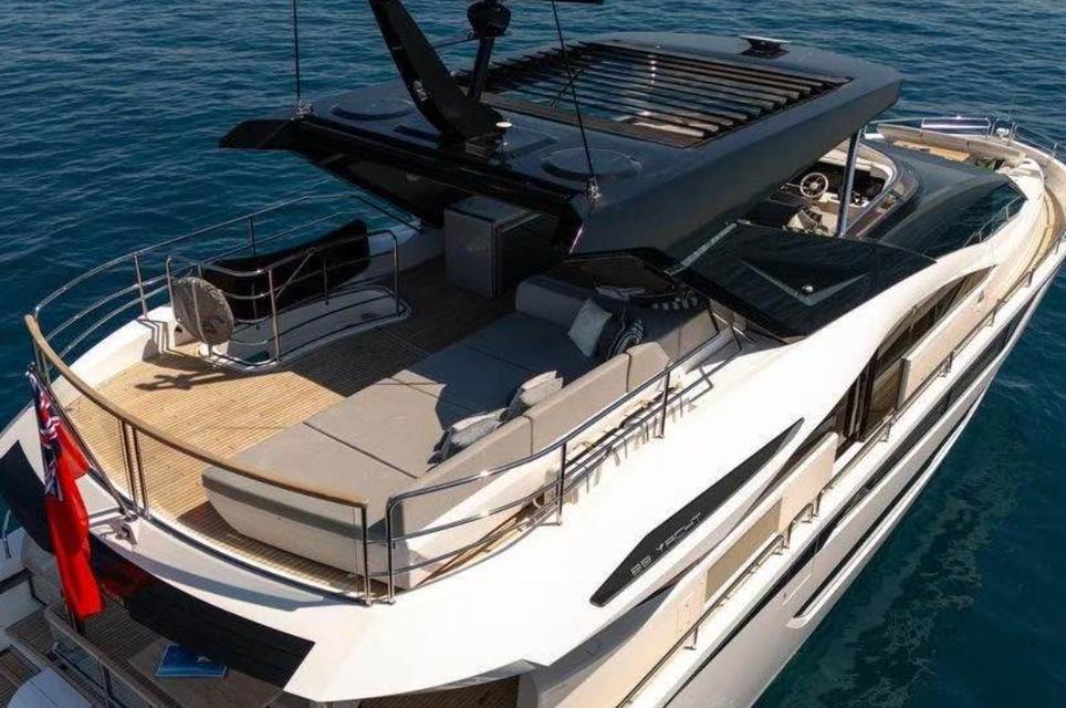 2022 Sunseeker 88 luxury Yacht 3