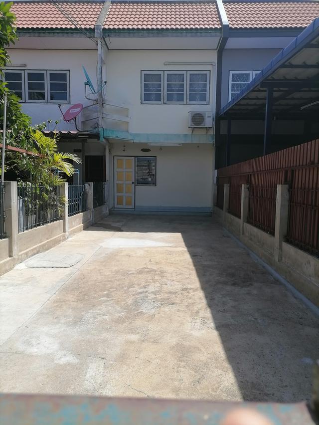 ขาย หรือ ให้เช่าด่วน บ้านทาวน์เฮ้าส์ 2ชั้น 23 ต.ร.ว. จอดรถในบ้านได้ 2 คัน ทำเลเดินทางสะดวก ทางด่วนครบ เป็นแหล่งที่อยู่อาศัย  1