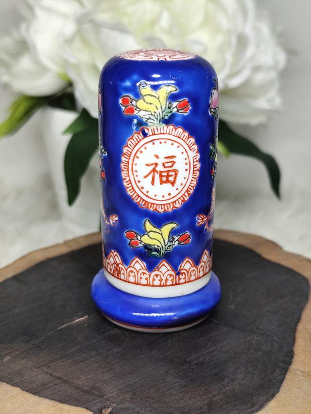 ตลับเก็บไม้จิ้มฟัน Famille Rose ลายอักษรจีนคำว่า "福" (ฮก) ซึ่งหมายถึงโชคลาภ ความสุข หรือความโชคดีมีตราประทับใต้ฐาน รูปย่อยที่ 3