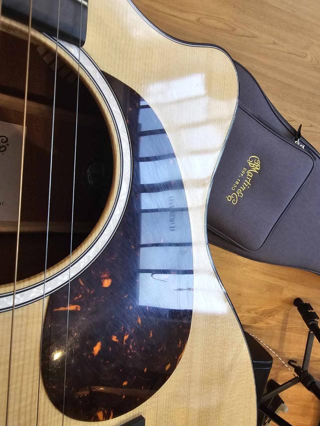 กีตาร์โปร่งไฟฟ้า Martin 7