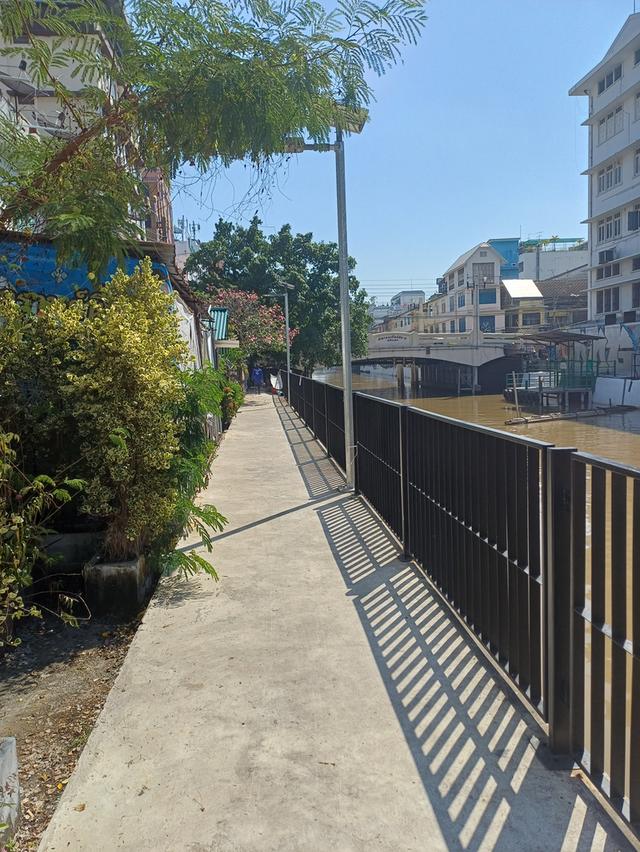 บ้านตึกแถวสามชั้น ใกล้ริมน้ำห่างจากถนนใหญ่ประมาณยี่สิบเมตร เหมาะพักอาศัย ทำร้านอาหารหรือเกสเฮาร์ก็ดี 6