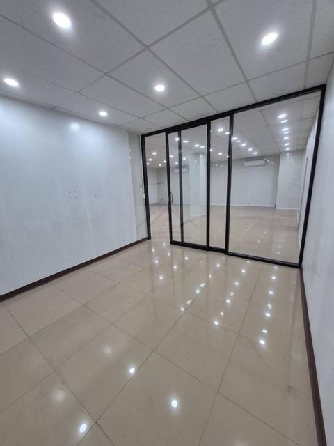 ให้เช่าพื้นที่ ชั้น 1 ขนาด 220 ตร.ม. ถนนวิภาวดี 62 มีแอร์ทุกห้อง ใกล้มูลนิธิกระจกเงา 5