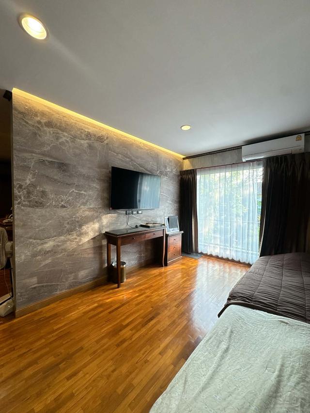 ขายบ้านเดี่ยว โครงการหมู่บ้าน Noble Geo วัชรพล ( โนเบิลจีโอวัชรพล )  ขนาด 105.7 ตารางวา  บ้านจำนวน 2 ชั้น ห้องโถง : 1 ห้อง ห้องนอน : 3 ห้องนอนใหญ่ ( 13