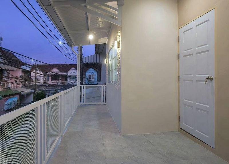 หมู่บ้านณรงค์สุขนิเวศน์  ถนนเลี่ยงเมืองนนท์ทาวน์เฮาส์ 2 ชั้น มีระเบียงด้านหน้า ทำเลติวานนท์ - รัตนาธิเบศร์ ทำเลดี ตกแต่งใหม่พร้อมอยู่ 17
