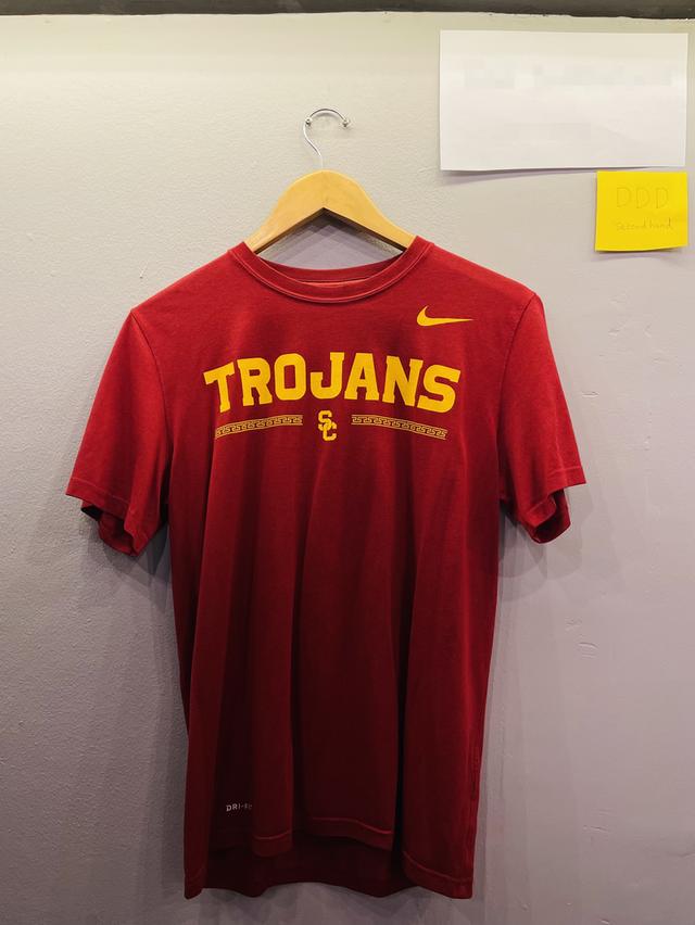 เสื้อยืด NIKE (Dri-FIT) ของแท้ ทีมอเมริกันฟุตบอล USC Trojans Size S 19x26 ส่งฟรี