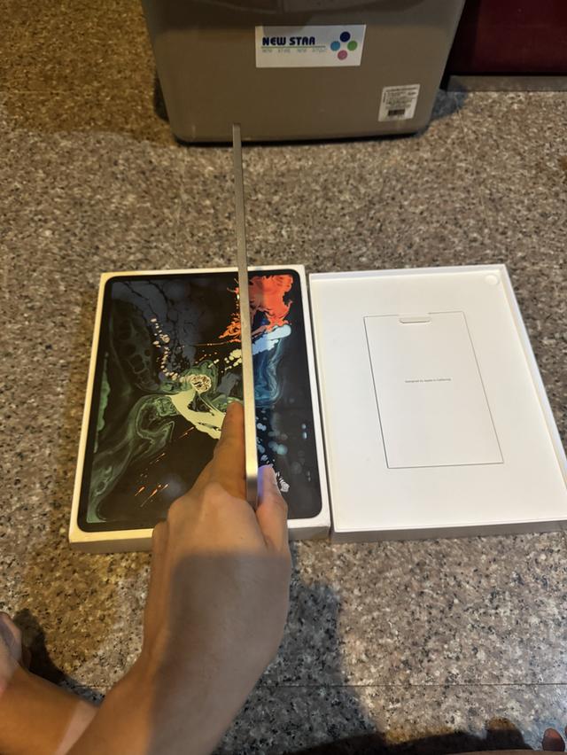 ขายๆๆๆถูกๆๆiPadPro12.9สีหายากSilver256กิ๊กWifi Only มีกล่องอีมี่ตรงใช้งานดีทุกๆฟังชั่นสูนTrueทุกๆฟังชั่นรีสโตได้ตลอดไม่มีติดไอคราว Model TH/A  สภาพ: 9 5