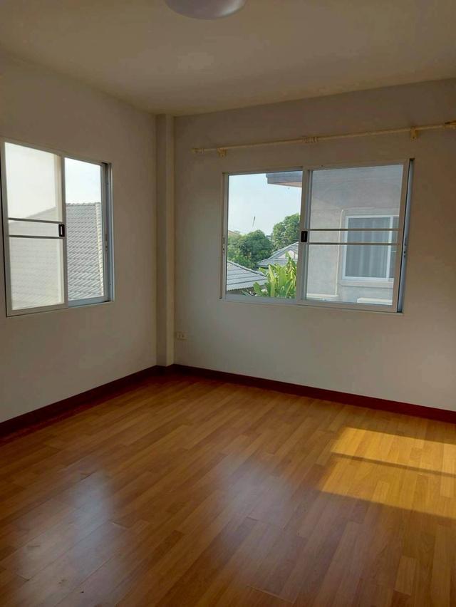 บ้านในหมู่บ้านคันทรีโฮม 8