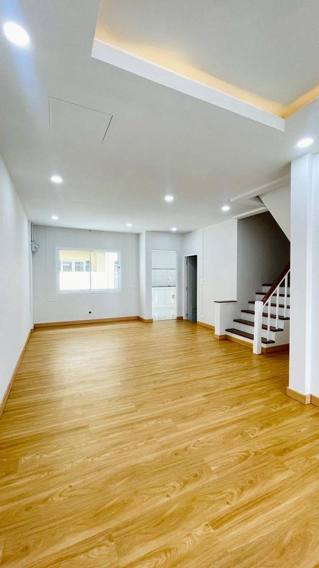 หมู่บ้านบุศรินทร์ ถนนบ้านกล้วย-ไทรน้อยทาวน์เฮาส์ 2  ชั้น ฟังก์ชันครบ ในโครงการ L&H ทำเลซอยบ้านกล้วย ใกล้รถไฟฟ้า 6