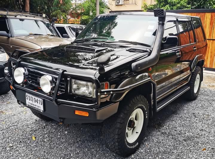 Isuzu Trooper สีดำ