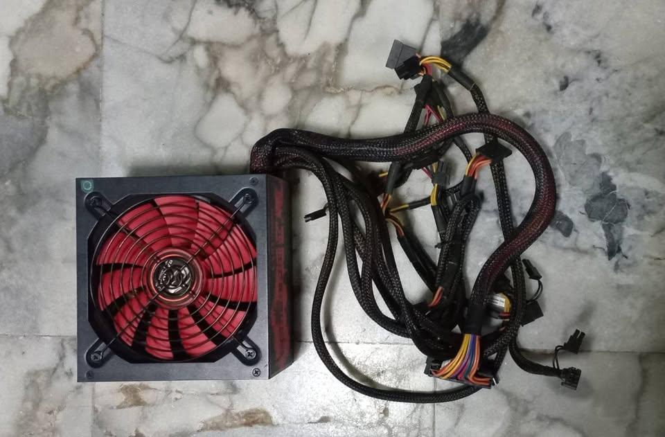 Power Supply ... เห่าไฟ Cobra power supply ... Raidmax 700 วัตต์ 80+ บ้าพลัง ( 8 Pin 4 หัว )