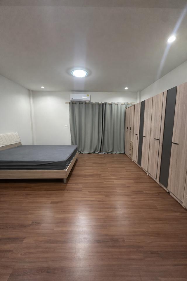 ขายอาคารพาณิชย์ 4 ชั้น ทำเลทอง รัชดา–ลาดพร้าว เหมาะสำหรับค้าขาย หรือทำออฟฟิศดีมาก อาคารอยู่ริมถนน พร้อมพื้นที่จอดรถเข้า-ออกสะดวก 3