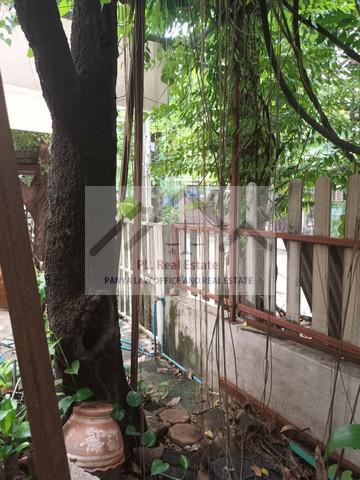 ขายที่ดินแปลงมุม 74 ตารางวาพร้อมสิ่งปลูกสร้างย่านเสรีไทย81 สวนสยามทาวน์เฮ้าส์ชั้นเดียว 2 หลัง มี 2 โฉนดแบ่งขายได้ 42 ตร.ว. และ 32 ตร.ว. 7