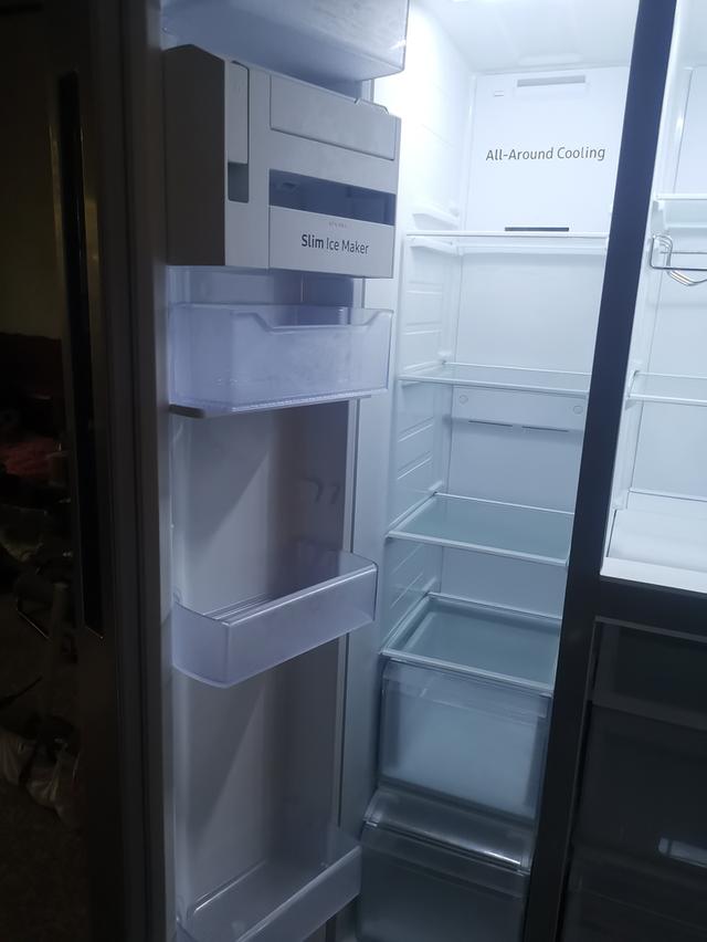 ตู้เย็น​ 22.8Q ​รุ่น​RS63R5581SL​ ​3​ ประตู​ เป็นตู้ใหม่ไม่เคยใช้งาน​ ซื้อมา​ วันที่​ 22/11/68​ เป็นสินค้าตัวโชว์​ อยู่นนทบุรี​ สนใจ​ โทร​0813355042 4