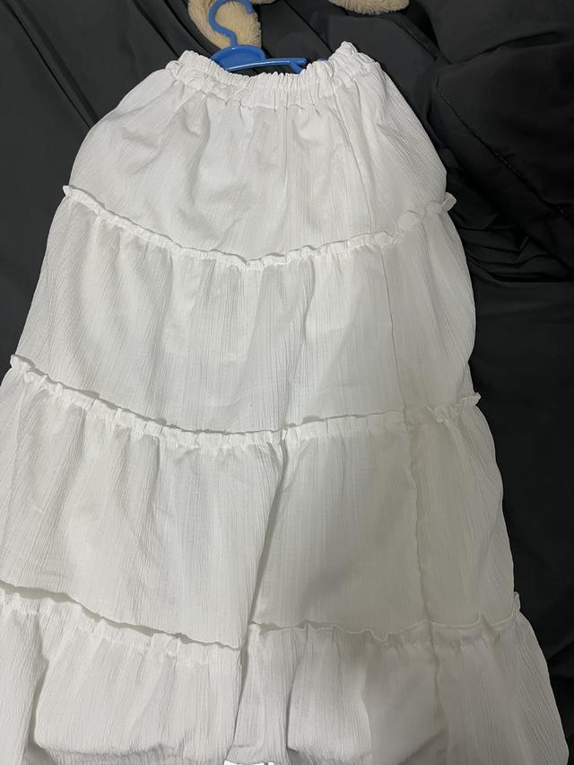 กระโปรงยาวสีขาว