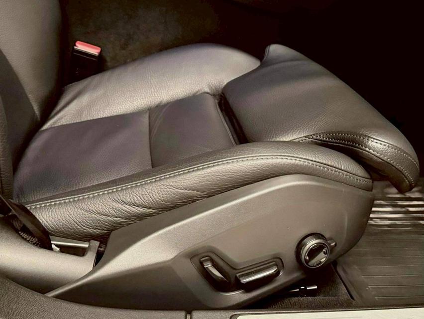 Volvo V60 T8 Inscription 4WD Wagon ปี 2020 13