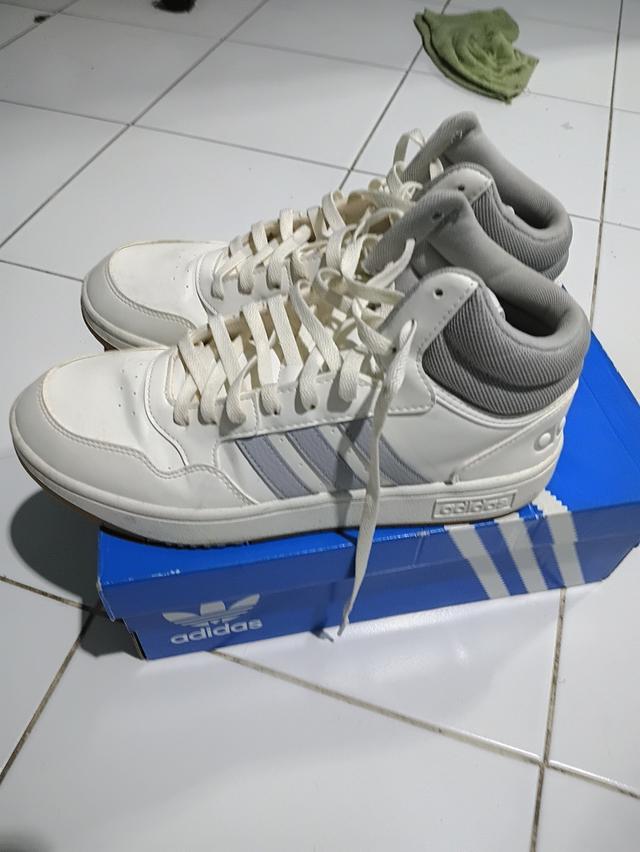 รองเท้าadidas Hoops3.0Mid-ไซร้42พร้อมกล่อง