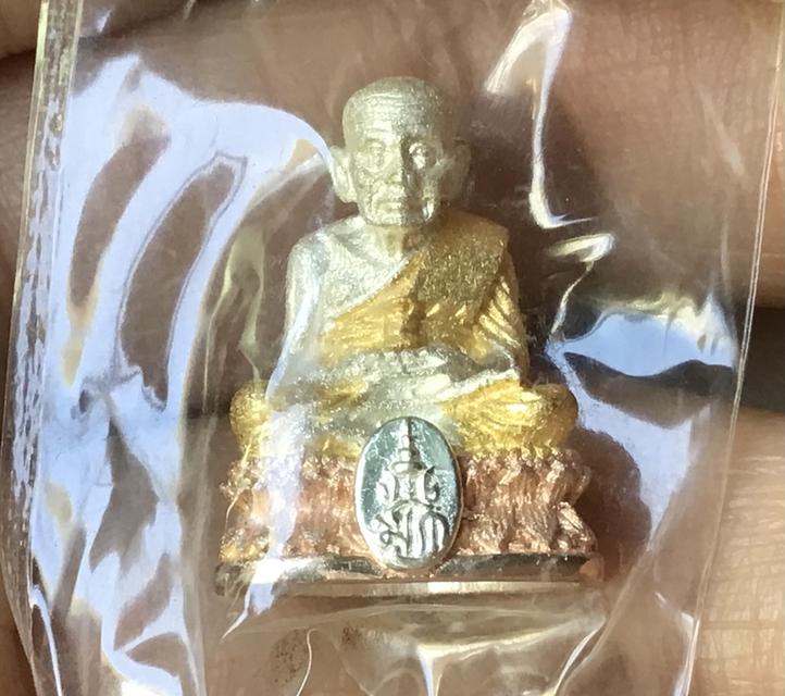 สมเด็จหลวงปู่ทวดวัดช้างให้ รูปหล่อลอยองค์เนื้อเงินสามกษัตริย์ รุ่นเฉลิมพระเกียรติหลังมวก ปี2544