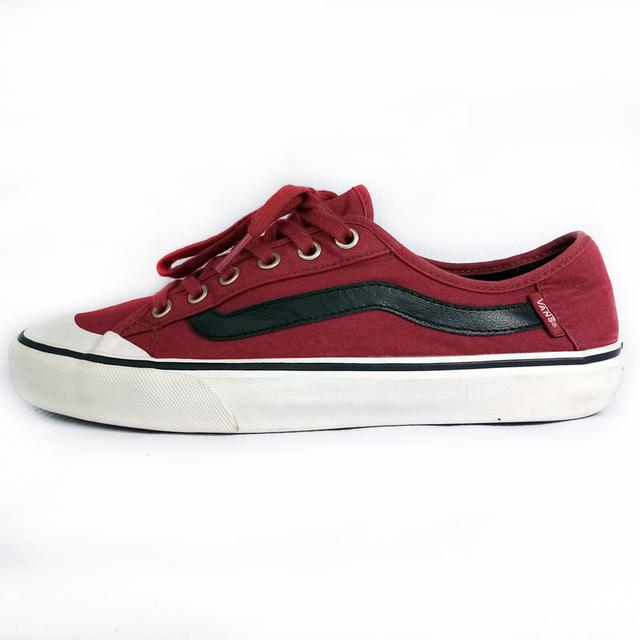 VANS รองเท้าผ้าใบมือสอง สภาพงามๆ สีแดง-ดำ จัดส่งฟรี! เก็บปลายทาง