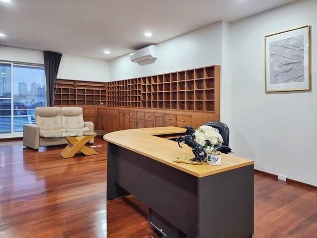 PB5581 ให้เช่าบ้านหรู 3 ชั้น ขนาด 5ห้องนอน ย่านรัชดานิเวศน์ 16 เขตห้วยขวาง ใกล้ MRT ห้วยขวาง 13