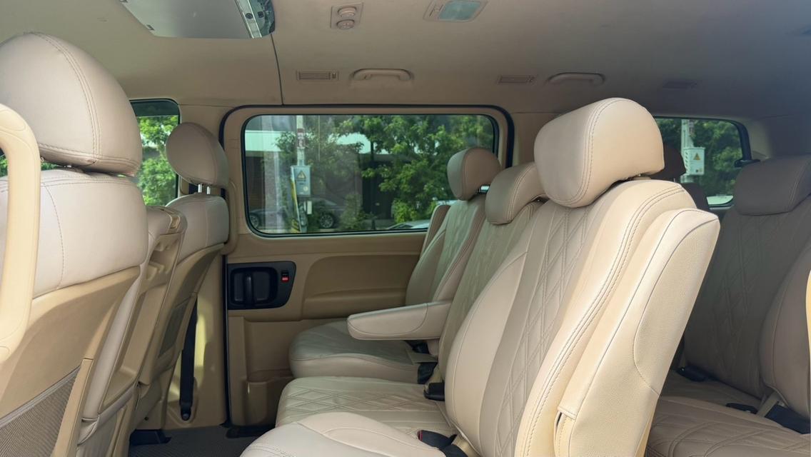 2019 HYUNDAI H1 TOURING สีเทา เลขไมล์ 184,XXX KM    เครื่องดีเชลล้วน เซอร์วิสศูนย์ ทุกระยะ ชัดเจนสุด บันไดไฟฟ้า  จอแอนดรอย โฉมใหม่แล้ว รถสวย เดิม รูปที่ 11