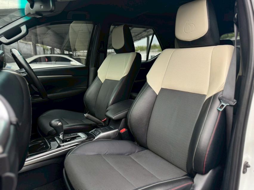 TOYOTA FORTUNER Wagon 4dr Legender 7st Auto 6sp RWD 2.8DCT 4WD  รุ่นพิเศษ 60th AnniversaryY2022. สีขาว ออโต้  20