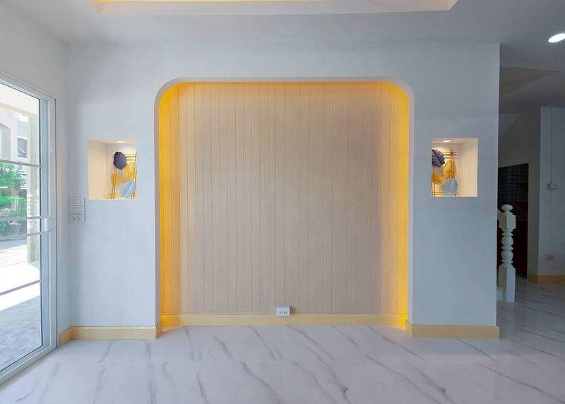 หมู่บ้านบัวทองธานีพาร์ค  (ตรงข้ามสมบัติบุรี) นนทบุรีทาวน์เฮาส์ 2 ชั้น หลังมุมใน  มีพื้นที่ระเบียงนั่งพักผ่อนหรือจัดสวนเล็กๆ ได้ ตกแต่งใหม่พร้อมอยู่ 5