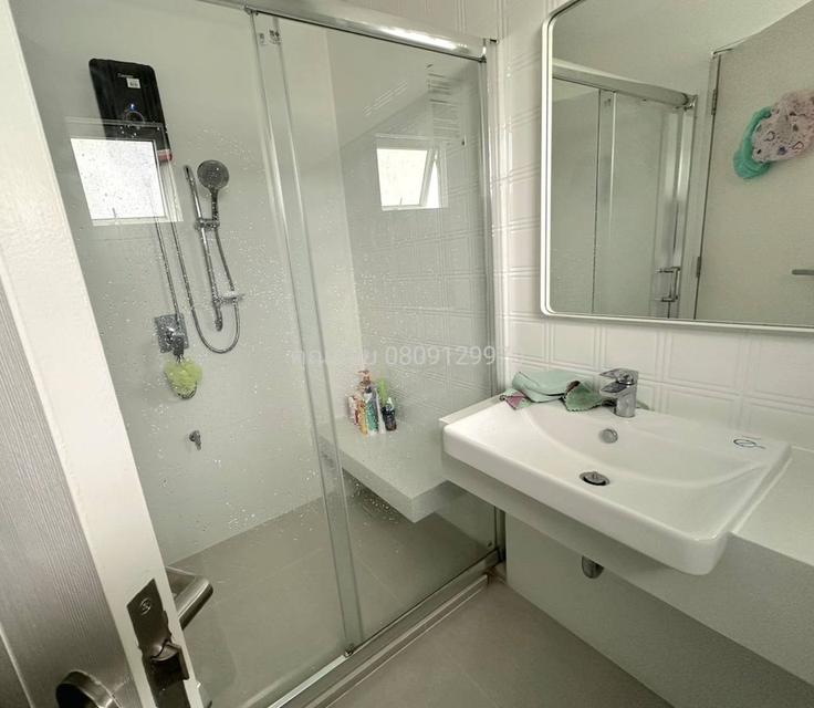 ขายบ้านพร้อมผู้เช่าสัญญา 2 ปี แปลงมุม หมู่บ้านสีวลี ศรีนครินทร์-ร่มเกล้า 87 ตร.ว. 4 ห้องนอน อายุบ้านไม่ถึง 2 ปี ใกล้ถ.กรุงเทพกรีฑา 11