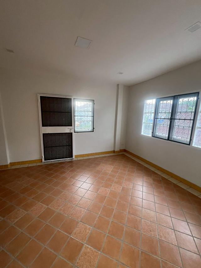 ขายบ้านเดี่ยว สูง 2 ชั้น เนื้อที่ 50 ตรว. หมู่บ้านประภาวรรณ์โฮม 2 ถนนสุวินทวงศ์ 28 10