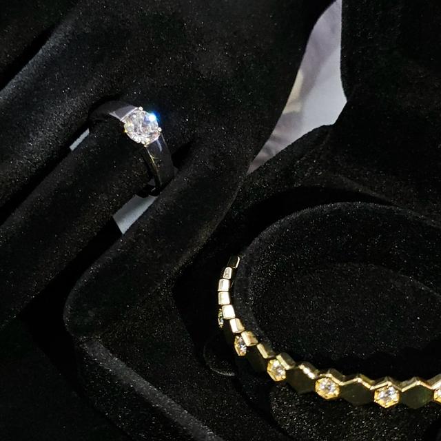 เพชรมีคุณภาพมากที่สุด ต้องปุอามี่ พระราม2 เท่านั ้น สนใจสั่งซื้อได้เลย