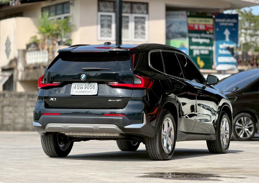 2023 BMW X1, 1.5 sDrive18i โฉมปี 23-ปัจจุบันเครื่องยนต์เบนซิน LCI รหัสตัวถังU11 รถสีดำ รูปย่อยที่ 3