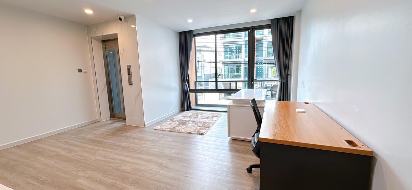 ให้เช่าด่วน! Home Office/ทาวน์โฮม 5 ชั้น มีลิฟต์! 330 ตร.ม. 6 ห้องน้ำ พร้อม EV Charger ใกล้ MRT สายสีเหลือง 1.3 กม. 8