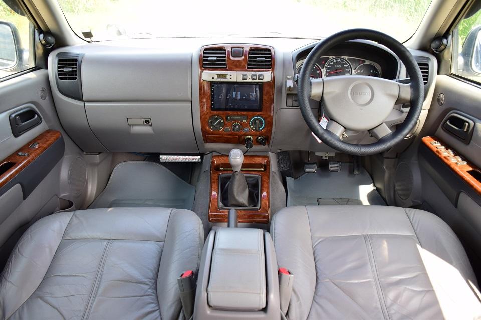 ขายรถครอบครัว/เพียง159000 บาท / ISUZU ADVENTURE 3.0Di-TURBO เกียร์ M/Tขับ2และ4WD เบาะหนังแท้ แอร์หลังชุดแต่ง /แล็กหลังคา /กล้องหน้าหลัง โทร0957401229