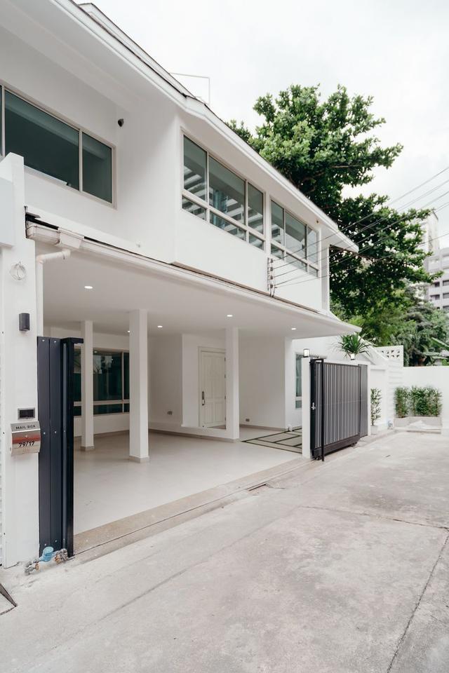 ขาย Townhome 3 ชั้น 48 ตรวา ซอยสุขุมวิท 15 ทำเลดี เพียง 1 นาทีถึง โรงเรียนนานาชาติ NIST และ 5 นาที ถึง BTS อโศก 1