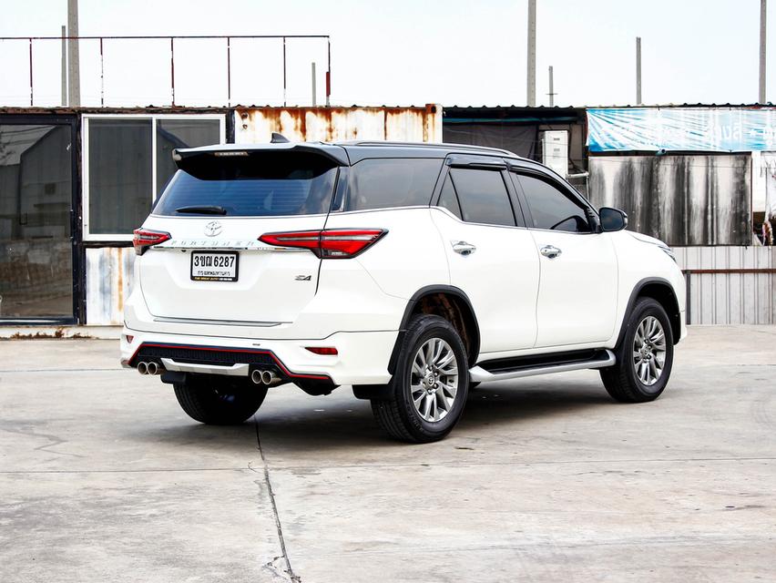 TOYOTA FORTUNER 2.4 V 4WD LEADER ปี 2022 โฉม ปี 15-ปัจจุบัน เครื่องดีเซล เกียร์ Auto สีขาว 7 ที่นั่ง ไมล์แท้เพียง 54,809 km. 4