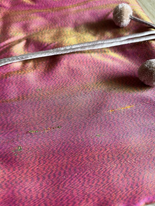 ธนบัตรที่ระลึก 100 บาท เฉลิมพระเกียรติสมเด็จพระนางเจ้าสิริกิติ์ฯ เฉลิมพระชนมพรรษา 6 รอบ ซองผ้าไหม รูปที่ 10