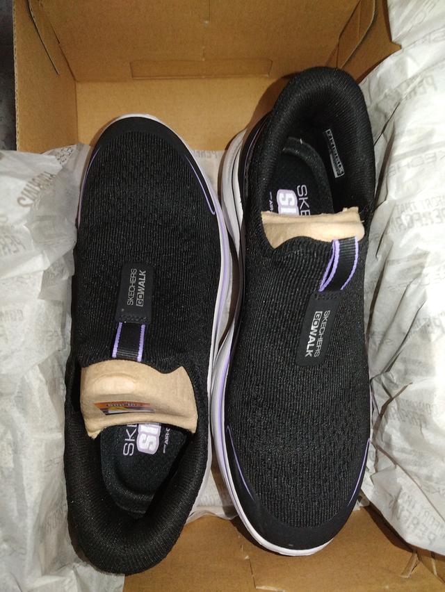 รองเท้า Skechers รุ่น Slip-Ins ผู้หญิง size EUR 37 ใส่ไป 1 ครั้ง เนื่องจากซื้อมาผิด size